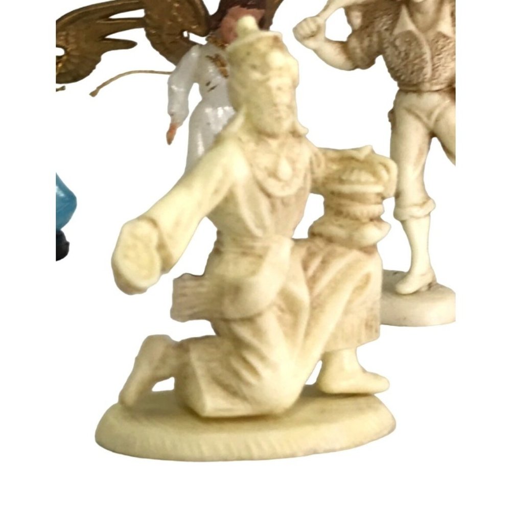 Vintage Mini Nativity Figurine Set Ivory Color Plastic Italy Miniature w/ Basket - Picture 4 of 9